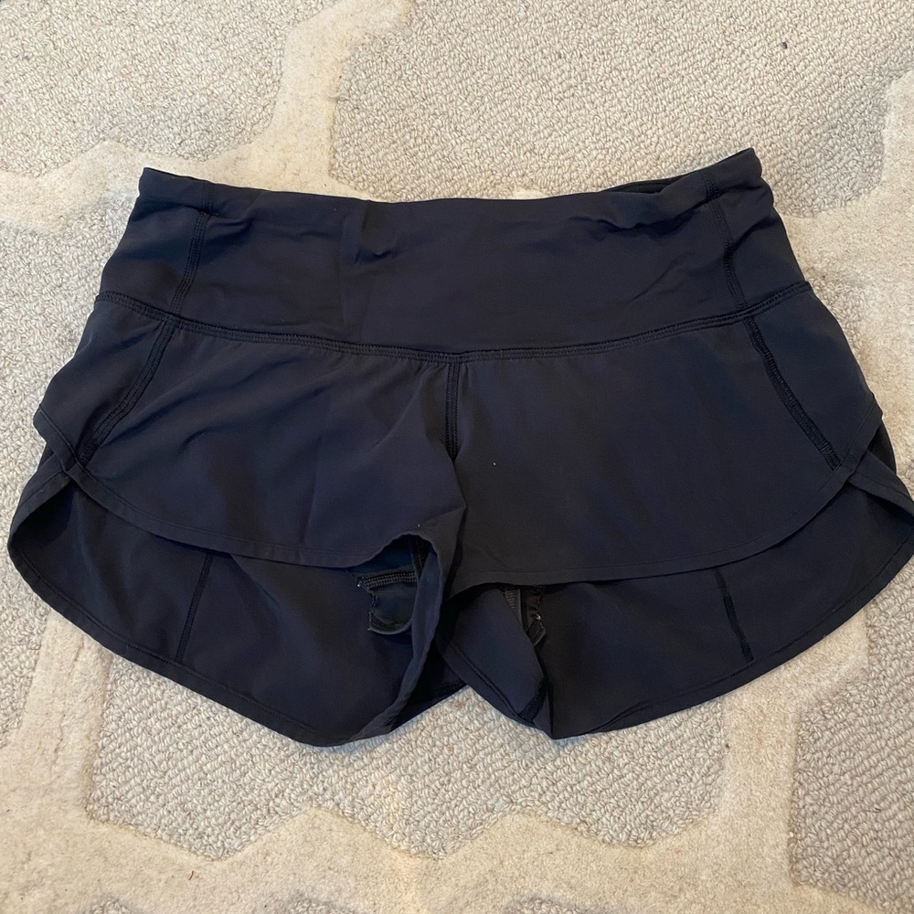 black lululemon shorts